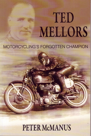 تصویری از Ted Mellors موتورسوار بنللی درحال موتورسواری در مسابقات تی تی - بالای تصویر عکس صورت به تنهایی و پایین تصویر عکس او در حال موتورسواری در مسابقه سیاه و سفید