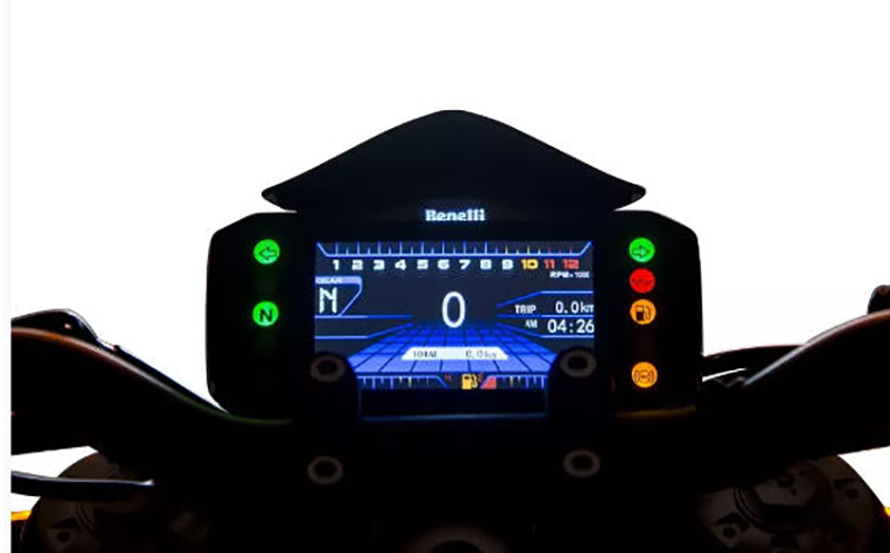نمایه ای از صفحه نمایشگرTFT موتورسیکلت بنللی مدل 752،صفحه نمایشگر بین آینه ها و در قسمت جلویی موتور  واقع شده است یک مانیتور که بالای آن اسم بنلی به لاتین حم شده ، سمت راست آن 4 دکمه به رنگ های سبز با علانت فلش به سمت راست،دکمه قرمز ، دکمه زرد که عکس پمپ بنزین دارد و دکمه زرد رنگ دیگر وجود دارد و در سمت چپ دو دکمه سبزرنگ قرار دارد بالایی با علامت فلش به سمت چپ و پایینی با حرف N برزگ لاتین