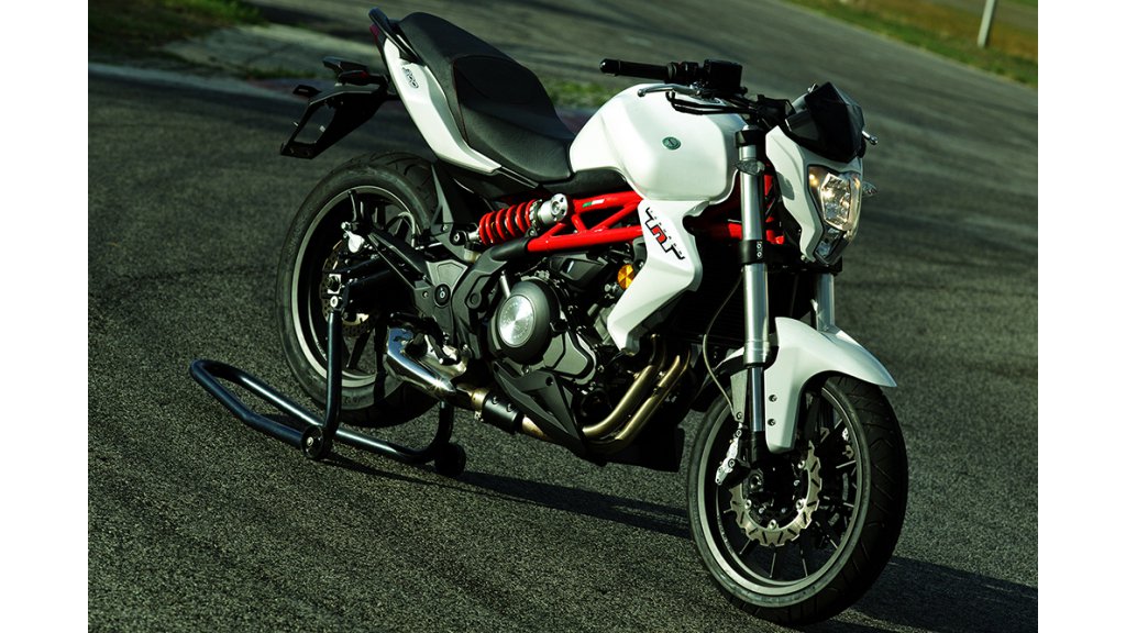 عکس موتور سیکلت بننلی سفید رنگ با سیستم فنربتدی قرمز