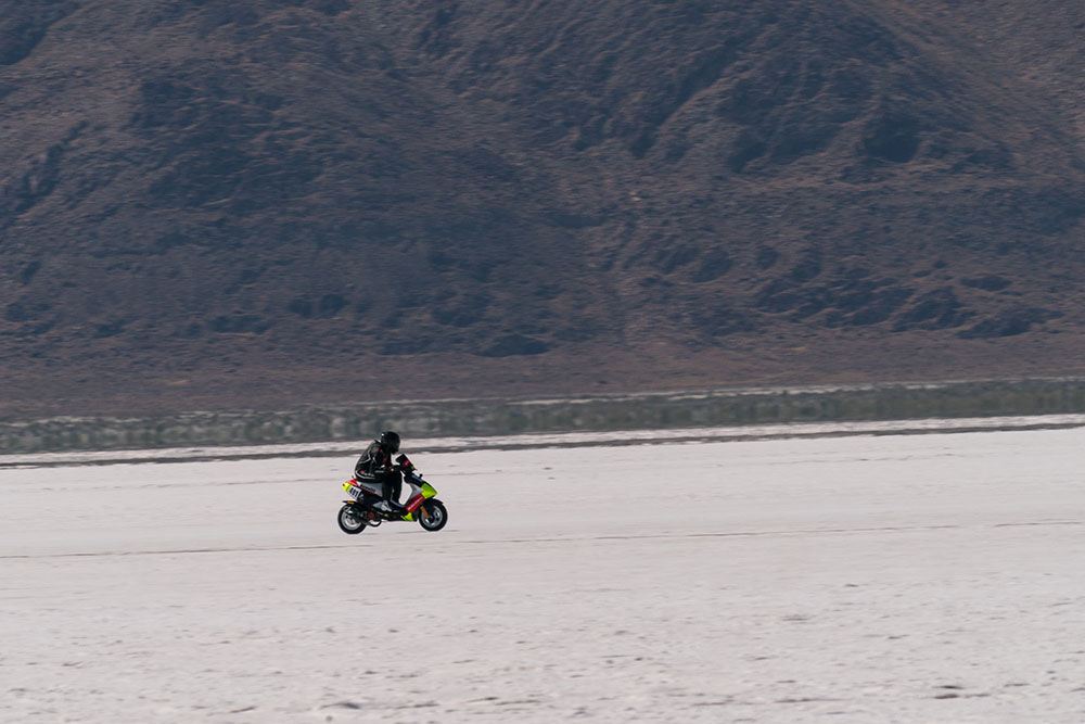 یک موتور سوار در حال رانندگی برروی دریاچه نمک