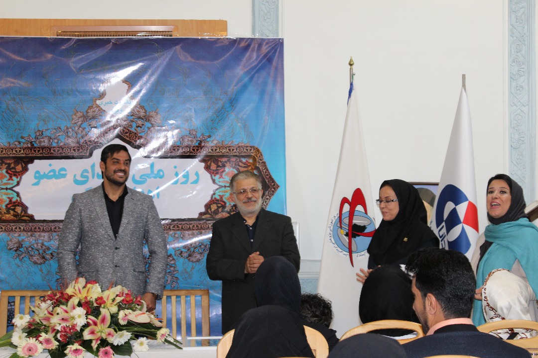 پرویز فلاحی‌پور، نیما نکسیا و دو خانم در کنارشان ایستاده اند و در حال تشویق کردن هستند.
