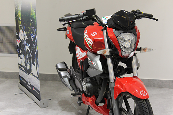 تصویر موتورسیکلت قرمز رنگ بنلی تی ان تی 15 از نمای سه رخ در نمایشگاه فروش موتورسیکلت