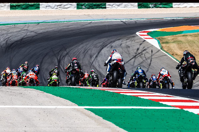 تصویری از پیست مسابقات Autodromo Internacional do ، عرض پیست بسیار بزرگ است کف جاده رنگ سبز و قرمز با راه راه سفید اشتفاده شده،تعداد زیادی موتورسوار روی پیج در حال مسابقه دادن به هم هستن