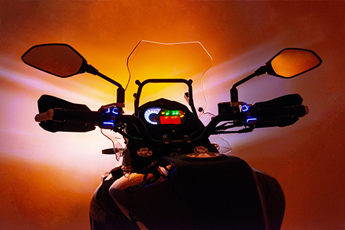 عکس قسمت جلوی موتورسیکلت TRK502 آینه ها، دسته ها و صفحه مانیتور دیجیتال در عکس مشخص است.