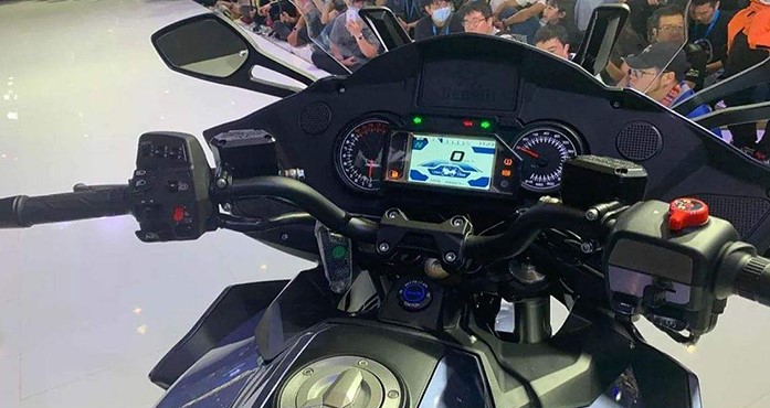 نمایه ای از صفحه نمایش دیجیتالی موتور بنلی مدل جی تی 1200، صفحه دیجیتالی وسط قرار دارد و کیلومترشماره ها در سمت راست و چپ آن وجود دارند.