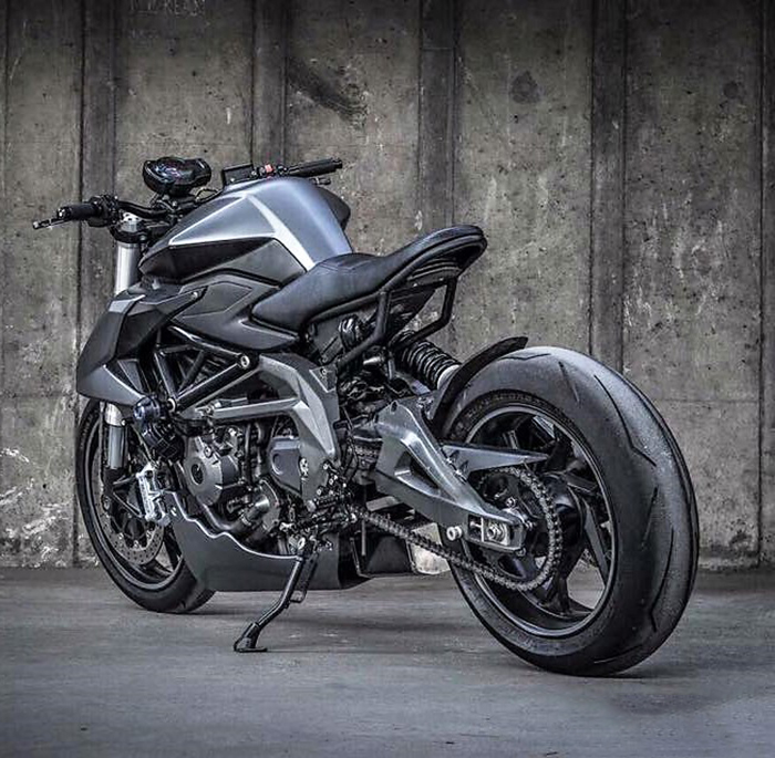 عکسی از نمای پشتی موتور سیکلت 600 سی سی beneli سیاه رنگ