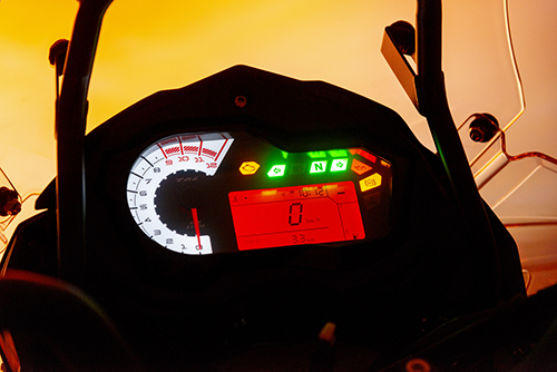 نمای نزدکی از صفحه دیجیتال موتور تی ار کا 500