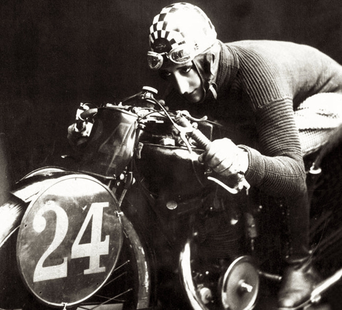 عکس سیاه سفید از یک نفر سوار بر موتورسیکلت با شماره 24