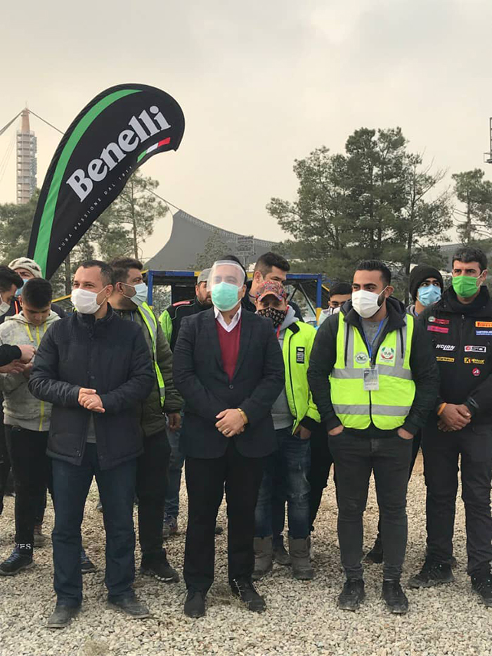 نمایی از تعدادی از برگزارکنندگان مسابقات اندرو قهرمانی کشور که پشت سرشان پرچم بنللی میباشد